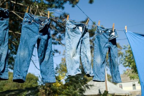 Últimas soluções da empresa sobre Como transformar o denim bruto em jeans leves com uma solução ecológica