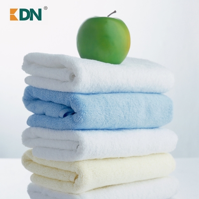 Bom preço. o cellulase detergente oferece o elevado desempenho na brancura e o brilho para o detergente líquido do agregado familiar on-line